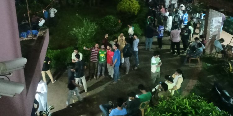 জাকসু নির্বাচন: গভীর রাতেও ফলাফলের অপেক্ষায় শিক্ষার্থীরা