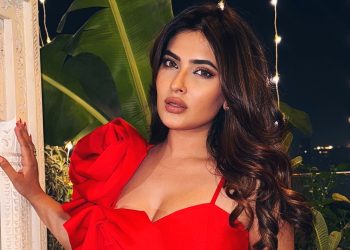 চলন্ত ট্রেন থেকে লাফ দিলেন কারিশমা!