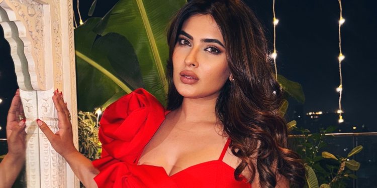 চলন্ত ট্রেন থেকে লাফ দিলেন কারিশমা!