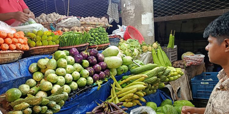 চালের দাম কমেছে, স্বস্তি ফেরেনি সবজি-পেঁয়াজে