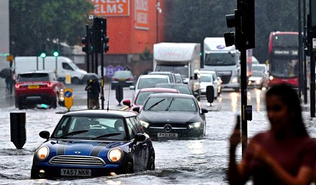 পানি সরবরাহ লাইন ফেটে লন্ডনে বন্যা!