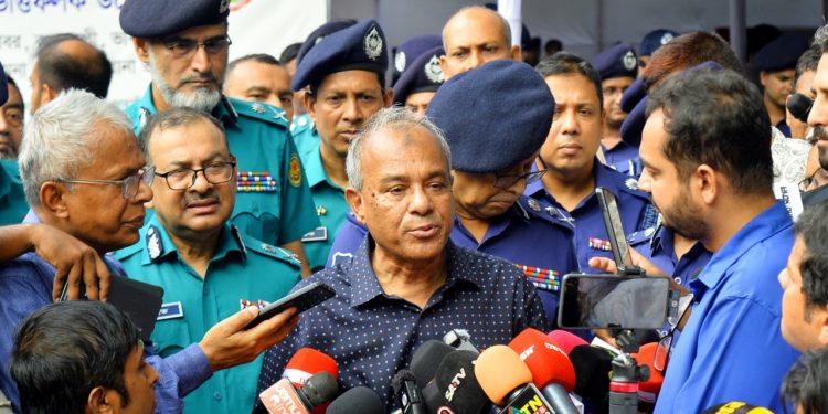 পুলিশের কর্মপরিবেশ উন্নয়নে সরকার কাজ করছে : স্বরাষ্ট্র উপদেষ্টা