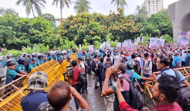 প্রাথমিক শিক্ষকদের পদযাত্রায় পুলিশের সাউন্ড গ্রেনেড নিক্ষেপ