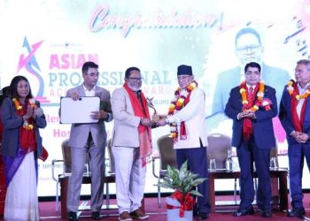 নেপালে বাংলাদেশের ফটো সাংবাদিক মইন ও সুমনকে সংবর্ধনা