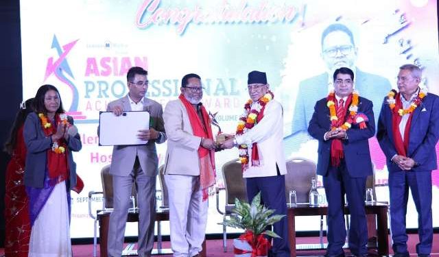 নেপালে বাংলাদেশের ফটো সাংবাদিক মইন ও সুমনকে সংবর্ধনা