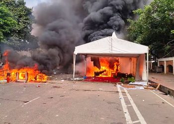 পুলিশের সঙ্গে জুলাই যোদ্ধাদের সংঘর্ষ, গাড়ি ভাঙচুর-সড়কে আগুন