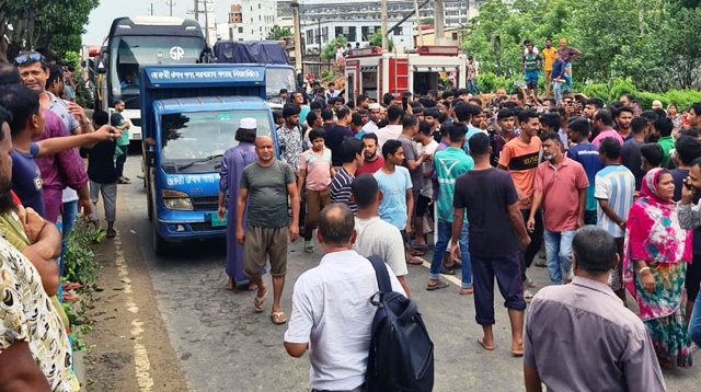 জলাবদ্ধতার প্রতিবাদে ঢাকা-আরিচা মহাসড়ক অবরোধ