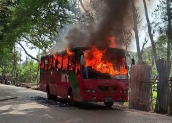 বরিশালে চলন্ত বাসে আগুন, রক্ষা পেলেন ৩০ যাত্রী