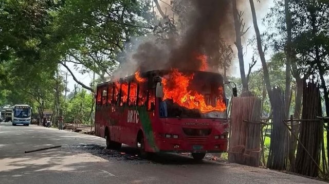 বরিশালে চলন্ত বাসে আগুন, রক্ষা পেলেন ৩০ যাত্রী