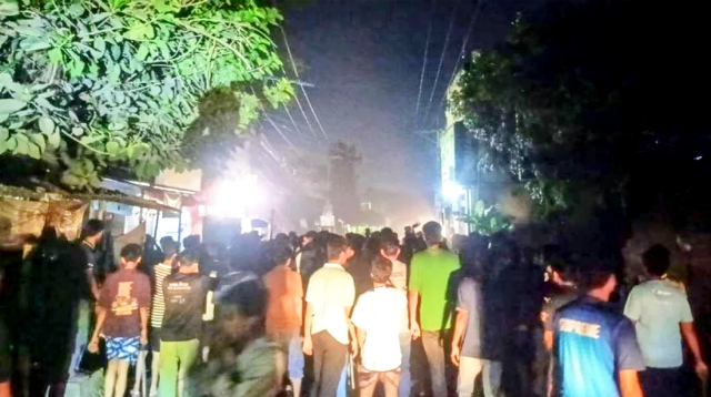 সাভারে ড্যাফোডিল ও সিটি ইউনিভার্সিটির শিক্ষার্থীদের সংঘর্ষ, অগ্নিসংযোগ