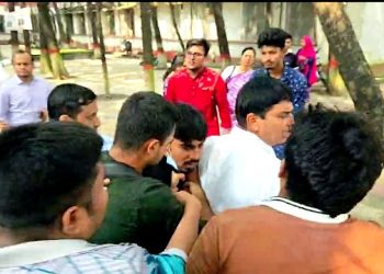 ঢাকা কলেজে শিক্ষক-শিক্ষার্থীদের ধস্তাধস্তি