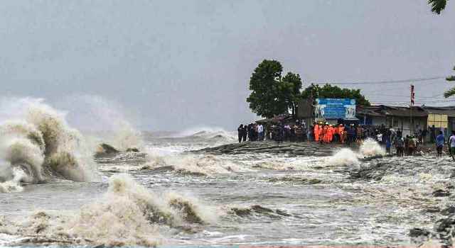 ঘূর্ণিঝড় ‘মন্থা’ বাংলাদেশে আঘাত হানবে কি না, জানা গেল