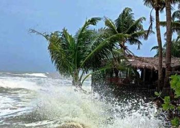 প্রবল ঘূর্ণিঝড়ে সাগর উত্তাল, হয়ে উঠছে ভয়ংকর