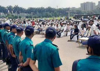 পুলিশকে উপেক্ষা করে মঞ্চের সামনে জুলাই শহীদ পরিবারের অবস্থান