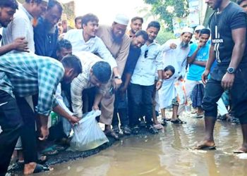 সড়কে মাছের পোনা ছেড়ে হাসনাত আবদুল্লাহর প্রতিবাদ