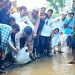 সড়কে মাছের পোনা ছেড়ে হাসনাত আবদুল্লাহর প্রতিবাদ