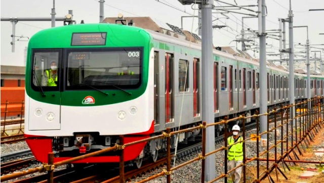 হঠাৎ মেট্রোরেল চলাচল বন্ধ