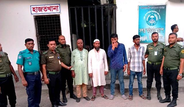 বিআরটিএতে অভিযান, ৪ দালাল আটক