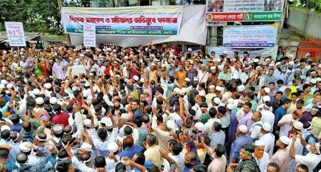 জাতীয় প্রেসক্লাবের সামনে এমপিওভুক্ত শিক্ষকদের অবস্থান