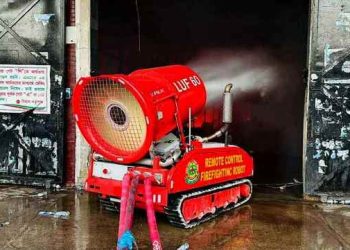 আগুন নেভাতে রোবট নামিয়েছে ফায়ার সার্ভিস