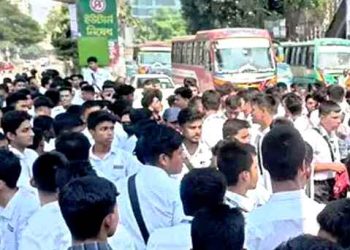 ফের সায়েন্সল্যাব মোড় অবরোধ ঢাকা কলেজ শিক্ষার্থীদের