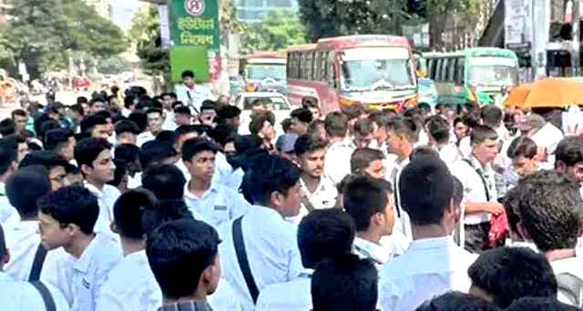 ফের সায়েন্সল্যাব মোড় অবরোধ ঢাকা কলেজ শিক্ষার্থীদের
