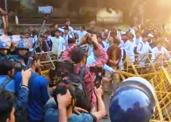 শিক্ষার্থীদের লং মার্চে পুলিশের বাধা, লাঠিচার্জে ছত্রভঙ্গ