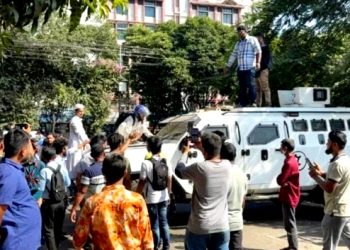 ধানমন্ডি ৩২ নম্বরে লাঠিচার্জ ও সাউন্ড গ্রেনেড নিক্ষেপ