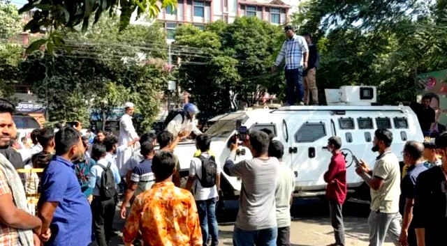 ধানমন্ডি ৩২ নম্বরে লাঠিচার্জ ও সাউন্ড গ্রেনেড নিক্ষেপ