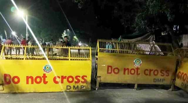 ধানমন্ডি ৩২ ঘিরে নিরাপত্তা জোরদার, পুলিশের ব্যারিকেড