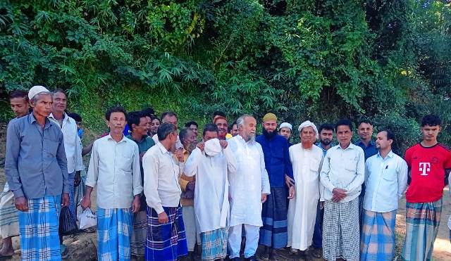 রামুর ডিঙ্গাকাটা সেতু ভেঙ্গে যাওয়ায় বিকল্প কাঠের সেতুর উদ্বোধন