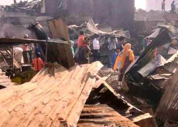 কড়াইল বস্তিতে এখনও বের হচ্ছে ধোঁয়া, ধ্বংসস্তূপে শেষ সম্বল খুঁজছে বস্তিবাসী