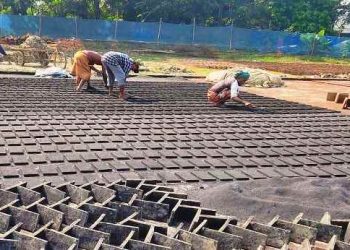 হারিয়ে যাচ্ছে কলারোয়ার ঐতিহ্যবাহী টালি শিল্প