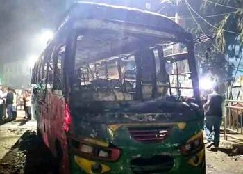 গভীর রাতে রাজধানীতে বাস ও প্রাইভেটকারে আগুন দেওয়ার হিড়িক