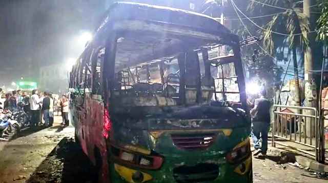 গভীর রাতে রাজধানীতে বাস ও প্রাইভেটকারে আগুন দেওয়ার হিড়িক