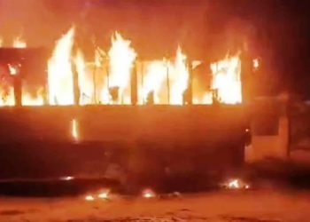 হাজারীবাগে বাসে অগ্নিসংযোগ, এলাকায় আতঙ্ক