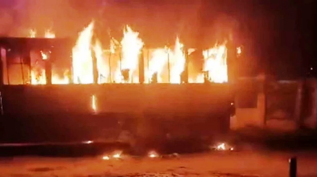 হাজারীবাগে বাসে অগ্নিসংযোগ, এলাকায় আতঙ্ক