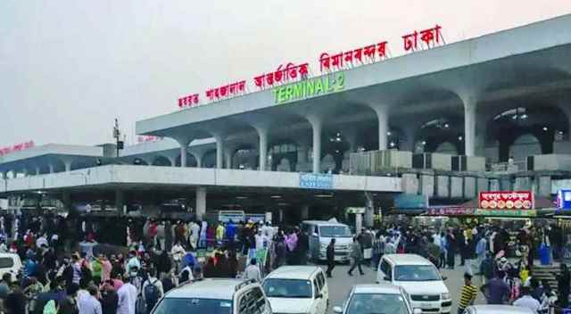 বিমানবন্দরে ২২ বাংলাদেশি শ্রমিককে আটকে দিল পুলিশ