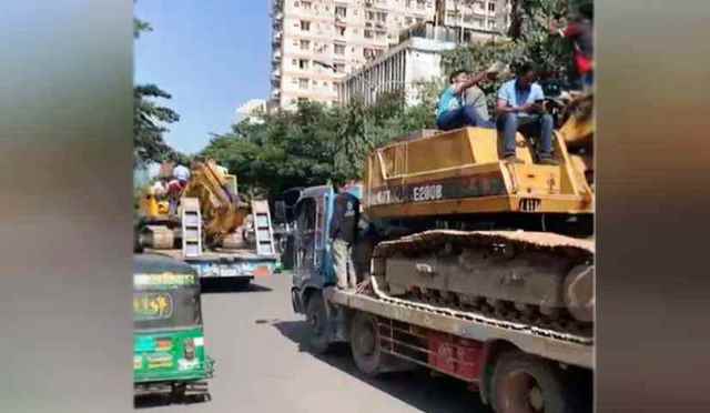 ধানমন্ডির দিকে যাচ্ছে দুটি বুলডোজার