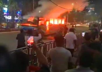 ধানমন্ডির ল্যাবএইড হাসপাতালের সামনে বাসে আগুন