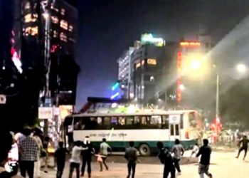 ধানমন্ডি ৩২ নম্বরে উত্তেজনা, পুলিশের ৩ গাড়ি ভাঙচুর