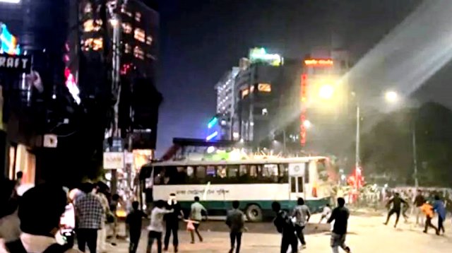 ধানমন্ডি ৩২ নম্বরে উত্তেজনা, পুলিশের ৩ গাড়ি ভাঙচুর