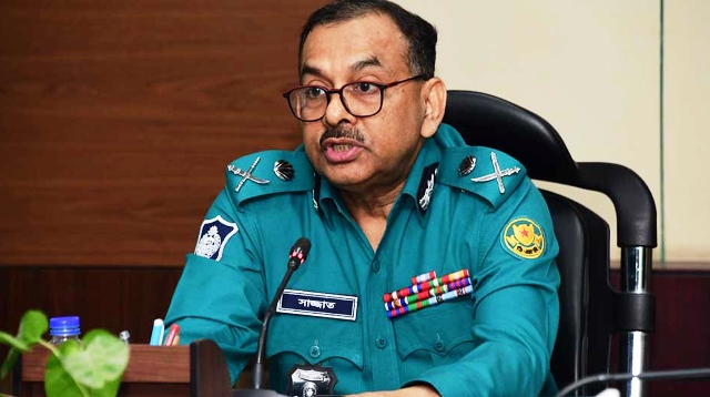 আগুন-ককটেল হামলাকারীকে গুলির নির্দেশ ডিএমপি কমিশনারের
