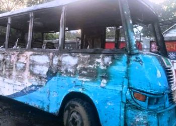 ঢাকা-চট্টগ্রাম মহাসড়কে দাঁড়িয়ে থাকা মিনিবাসে আগুন