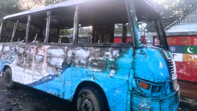 ঢাকা-চট্টগ্রাম মহাসড়কে দাঁড়িয়ে থাকা মিনিবাসে আগুন