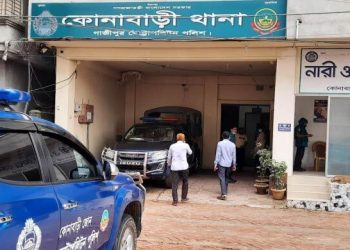 স্ত্রীকে গলা কেটে হত্যার পর নিজের গলায় ছুরি চালালেন স্বামী