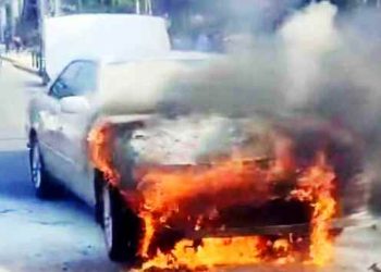 ঢাকায় প্রাইভেটকারে আগুন