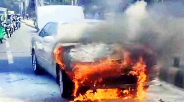 ঢাকায় প্রাইভেটকারে আগুন