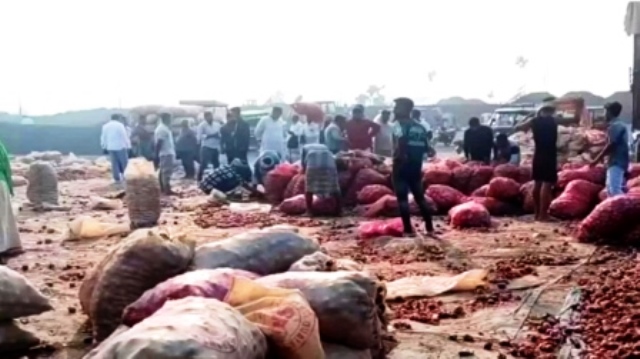 বাংলাদেশে আমদানি বন্ধ, ভারতে নষ্ট হচ্ছে ৩০ হাজার টন পেঁয়াজ