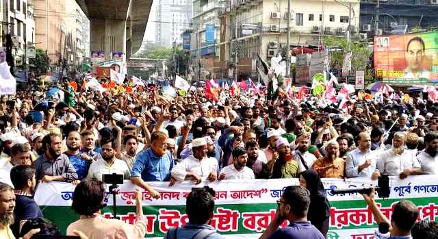 ৫ দফা দাবিতে উত্তাল পল্টন, যান চলাচল বন্ধ